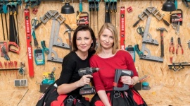 W sukience i z wiertarką – czyli 5 top narzędzi dla kobiet Styl życia, LIFESTYLE - Kobiecy „must have” to nie tylko zawartość garderoby. Torebkę coraz częściej zamieniamy na… skrzynkę z narzędziami. Co powinno się w niej znaleźć? Oto gadżety polecane przez znane majsterkujące autorki bloga „Pani to potrafi”.