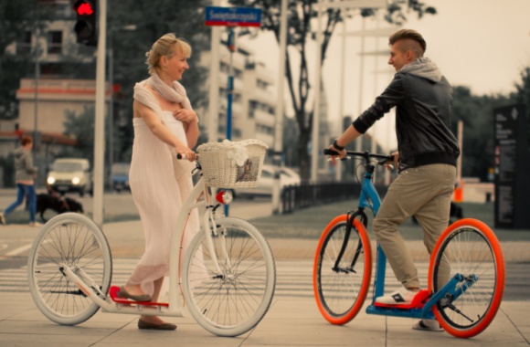 Nowa hulaj moda na ulicach miasta Styl życia, LIFESTYLE - Na ulicach i w parkach powoli rozgaszcza się wiosna. Chętniej spacerujemy i więcej czasu spędzamy na powietrzu. W tym roku ci, którzy chcą aktywnie zacząć sezon mają do dyspozycji nowy środek transportu.