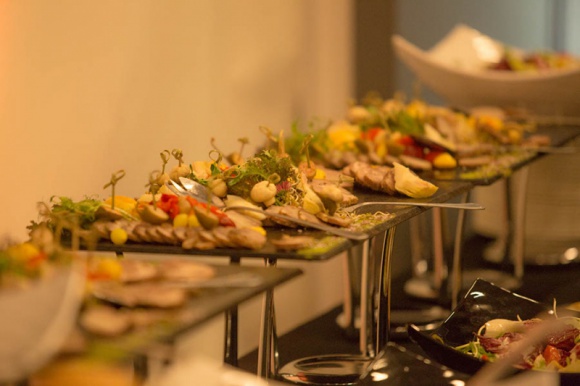 Travelery 2017 z marką Deli Catering Styl życia, LIFESTYLE - Najbardziej prestiżowe nagrody podróżnicze w Polsce rozdane. Także i tym razem o oprawę kulinarną uroczystej Gali zadbał lider na rynku usług cateringowych w zakresie kulinariów eventowych – Deli Catering.