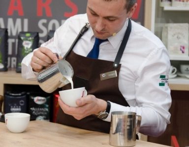 „Ekspresso” i „czarna kawa” – te błędy popełniają Polacy w kawiarni