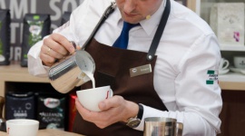 „Ekspresso” i „czarna kawa” – te błędy popełniają Polacy w kawiarni Styl życia, LIFESTYLE - Coraz lepiej znamy się na kawie. Koneserzy rozmawiają o mieszankach, aromacie, nutach smakowych i kolorze cremy. Wciąż jednak popełniamy gafy, które mogą prowadzić do nieporozumień między klientem a obsługą lokalu. Jakie błędy mają miejsce najczęściej?