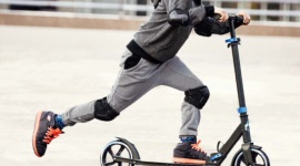 NIEZWYKŁA DESKOROLKA, WYCZYNOWA HULAJNOGA I ROLKI – LIDL Z POMYSŁAMI NA BARDZO A Styl życia, LIFESTYLE - Lidl zachęca rodziców i dzieci do wspólnego spędzania czasu na świeżym powietrzu. Od 15 maja we wszystkich sklepach sieci pojawią się produkty idealne na prezent na Dzień Dziecka.