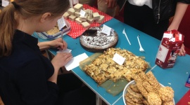 Białostoccy wolontariusze w akcji Kilometry Dobra. Styl życia, LIFESTYLE - By zebrać jak najwięcej złotówek, organizują kiermasze i kwesty. Liczy się pomysłowość – mówią wolontariusze z Zespołu Szkół Społecznych Fundacji Edukacji „Fabryczna 10”.