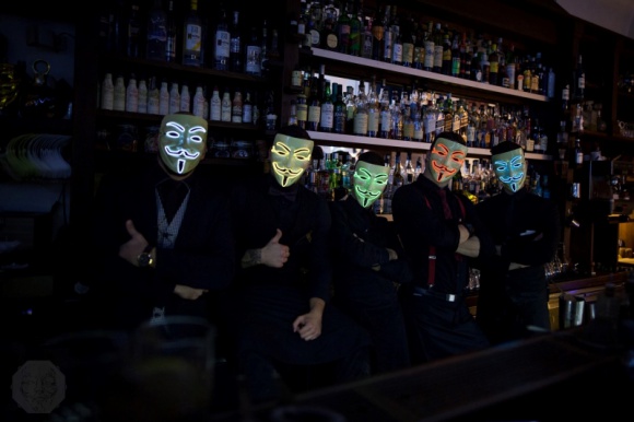 Barmani w ikonicznych maskach po raz pierwszy we Wrocławiu Styl życia, LIFESTYLE - W najbliższą sobotę we Wrocławiu pojawią się barmani w rozpoznawalnych na całym świecie maskach. Przyjadą z praskiego AnonymouS - jednego z najlepszych koktajlbarów w Europie. Specjalnie dla wrocławian przygotują wyjątkowe menu. Wstęp wolny.