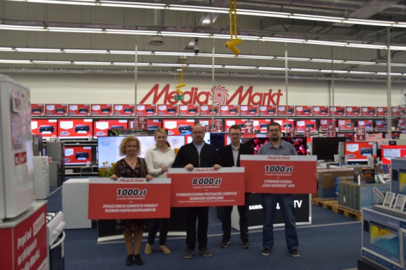 GŁOSOWANIE W AKCJI CHARYTATYWNEJ MEDIAMARKT GLIWICE ZAKOŃCZONE Styl życia, LIFESTYLE - Zakończyło się głosowanie w akcji charytatywnej, zorganizowanej przez nowo otwarty MediaMarkt w Gliwicach. Decyzją mieszkańców sprzęt elektroniczny o wartości 8 000 zł trafi do Stowarzyszenia Przyjaciół Chorych Gliwickie Hospicjum.