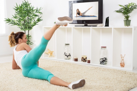 Nie wyrzucaj telewizora. Oto 5 powodów, dla których warto dać mu drugą szansę Styl życia, LIFESTYLE - Z każdym rokiem rośnie liczba gospodarstw domowych bez telewizora. Nie oznacza to wcale, że więcej czasu spędzamy np. na zabawie z dziećmi czy czytaniu książek – odbiornik telewizyjny po prostu przegrywa z laptopem i smartfonem. Czy słusznie?