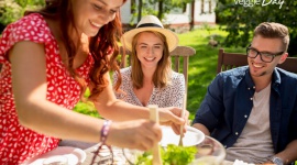 Nie tylko grill Styl życia, LIFESTYLE - Latem lubimy jeść posiłki na świeżym powietrzu. Najczęściej wybieramy potrawy z grilla, ale przy wysokich temperaturach stanie przy ruszcie nie należy do przyjemności. Planując menu postawić na lekkie i orzeźwiające potrawy niewymagające długich przygotowań.