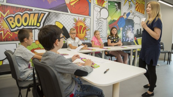Nowa szkoła językowa w Bytomiu. Na początek darmowe lekcje Styl życia, LIFESTYLE - Bezpłatne zajęcia języka angielskiego dla dzieci w wieku 3-14 lat, przez całe wakacje, sześć dni w tygodniu. W Agorze Bytom ruszyła szkoła Profi-Lingua. To pierwsza placówka tej sieci w Bytomiu i jedyna w Polsce zlokalizowana w galerii handlowej.