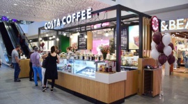 Ekspansja COSTA COFFEE w Polsce – pierwsza kawiarnia w Olsztynie Styl życia, LIFESTYLE - Od połowy lipca br. mieszkańcy stolicy województwa warmińsko-mazurskiego mogą korzystać z szerokiej oferty kawiarni COSTA COFFEE. W tym miesiącu COSTA COFFEE Polska uruchomiła swój pierwszy lokal w Olsztynie, dzięki czemu sieć obecna jest już w 21 miastach w Polsce.