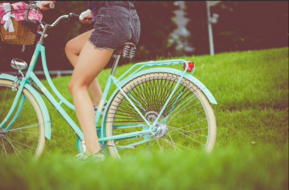 Upał a aktywność fizyczna – jak mądrze uprawiać sporty w lecie? Styl życia, LIFESTYLE - Czy warto rezygnować z uprawiania sportu na czas wakacji? Oczywiście, że nie! Jak ćwiczyć z głową w trakcie gdy termometry wskazują bardzo wysoką temperaturę?