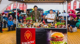 Plażowanie z Sokołowem Styl życia, LIFESTYLE - 6 popularnych kurortów, ogromna ilość atrakcji i tysiące gości – ruszyła 10 edycja „Projektu Plaża” telewizji TVN. Po raz kolejny partnerem projektu została firma Sokołów S.A., która przez kolejne wakacyjne weekendy zaprasza do swojej plażowej strefy.