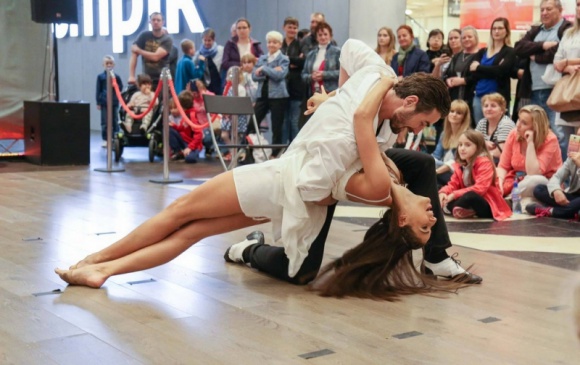 Darmowe lekcje tańca - trwają zapisy Styl życia, LIFESTYLE - Energetyzujący hip-hop, zmysłowa salsa, kształtujący piękną sylwetkę Pole Dance. W pierwszy weekend września Centrum Tańca Champion Team w Magnolia Park zaprasza na Dni Otwarte z bezpłatnymi lekcjami. Poprowadzą je mistrzowie tańca i gwiazda popularnego programu telewizyjnego.