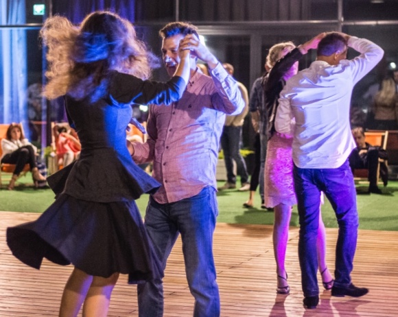 Noc spadających gwiazd i silent disco na dachu Sukcesji Styl życia, LIFESTYLE -