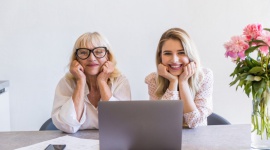 Młodsze pokolenia nadzieją osób starszych na bycie w sieci Styl życia, LIFESTYLE - Aż 6 na 10 Polek wykluczonych cyfrowo w wieku 45-75 lat czerpie wiedzę na temat korzystania z Internetu od rodziny, wynika z badania Aasa – „Polki Wykluczone Cyfrowo 2017”.