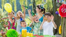 Garden party! Pomysł na zakończenie lata - dla dzieci i dorosłych Styl życia, LIFESTYLE - Czerwone jarzębiny, kolorowe liście, błyszczące kasztany i kwitnące wrzosy to znak, że jesień zbliża się wielkimi krokami. Idealnym pomysłem na pożegnanie lata jest zorganizowanie garden party, które ucieszy zarówno dzieci, jak i dorosłych.
