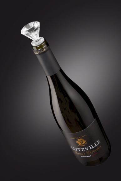 Świąteczna odsłona wina Lutzville Styl życia, LIFESTYLE - Wino od lat jest najbardziej uniwersalnym pomysłem na prezent, a Święta wydają się być idealnym czasem na degustację. Wybór na rynku win jest ogromny, warto jednak zadbać o to, aby prezent którym obdarujemy najbliższych