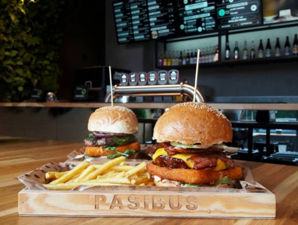 Pasibus, czyli nowe miejsce na mapie Warszawy dla fanów burgerów Styl życia, LIFESTYLE - Lokale z burgerami na stałe zagościły na mapie stolicy, a już teraz w Złotych Tarasach otwiera się pierwszy w Warszawie bar z legendarnymi burgerami pod szyldem Pasibus. Lokal zlokalizowany jest na pierwszym poziomie centrum.
