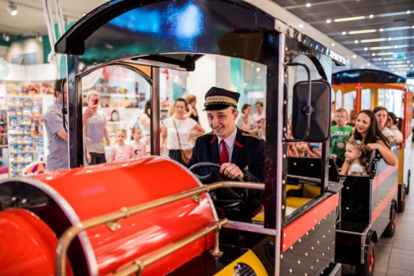 Do Bytomia wraca popularna kolejka dla dzieci Styl życia, LIFESTYLE - W tym roku wykonała już około 4,5 tys. przejazdów i była źródłem radości dla tysięcy dzieci. Teraz uwielbiana atrakcja rodzin – bezpłatna kolejka – powraca do Agory Bytom.