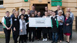 Doświadczenie jest bezcenne. Pracownicy hotelu dla wrocławskiej szkoły Pracown Styl życia, LIFESTYLE - Pracownicy DoubleTree by Hilton Wroclaw zaangażowali się w pomoc szkole przy ul. ks. Marcina Lutra 2-8. Wyremontowali szatnię, a także podzielili się doświadczeniem z uczniami kierunku hotelarskiego.