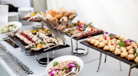 Gala Torańskiej z Deli Catering Styl życia, LIFESTYLE - Gala rozdania nagród Newsweeka im. Teresy Torańskiej za nami. Wydarzenie wsparł kulinarnie lider na rynku usług cateringowych w zakresie kulinariów eventowych, marka Deli Catering.