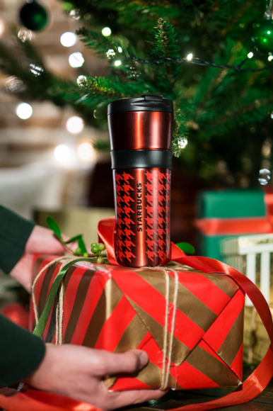 Prezenty, które znaczą więcej... Styl życia, LIFESTYLE - Spraw, aby tegoroczne Święta były wyjątkowe w każdym aspekcie! Zaskocz swoich najbliższych praktyczną niespodzianką w dobrym stylu. Jeśli kochasz kawę i lubisz dzielić tę przyjemność z najbliższymi, podaruj im elegancki kubek termiczny.