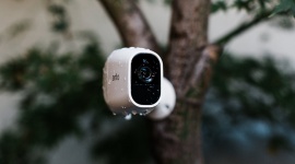 NETGEAR Arlo Pro 2 – jeszcze bardziej zaawansowany monitoring Styl życia, LIFESTYLE - Na polskim rynku pojawiło się kolejne urządzenie z popularnej serii kamer Arlo. Produkt sygnowany nazwą „Pro 2” (VMS4430P) posiada wszystkie zalety swojego poprzednika, a dodatkowo oferuje lepszą jakość w rozdzielczości Full HD (1080p).