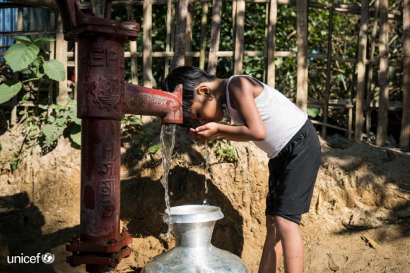UNICEF: Świat staje sę coraz bardziej niebezpiecznym miejscem dla wielu dzieci Problemy społeczne, BIZNES - UNICEF zaapelował dziś o 3,6 mld dolarów niezbędnych, aby w 2018 r. dostarczyć pomoc humanitarną dla 48 mln dzieci żyjących na obszarach ogarniętych konfliktami, dotkniętych katastrofami naturalnymi i innymi kryzysami w 51 krajach świata.