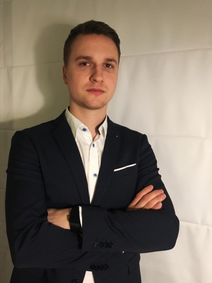 Sezon na zabawę – rozmowa z Adamem Zwolanem
