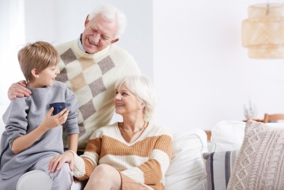 Wspólne chwile z Babcią i Dziadkiem przy herbacie Styl życia, LIFESTYLE - Dzień Babci czy Dziadka, mimo że przypada w zimową porę roku, jest pełen ciepła. Te wyjątkowe święta warto spędzać z właśnie z nimi, ponieważ to wspaniała okazja do wyrażenia wdzięczności za trud, który włożyli w pomoc przy naszym wychowaniu.