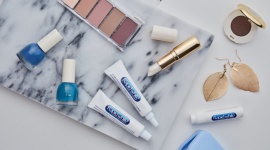 Jak uniknąć wizerunkowego faux paus na imprezie? Styl życia, LIFESTYLE - Stylizację na imprezę planujesz już miesiąc wcześniej, ale za każdym razem zapominasz o makijażu i zostawiasz to na ostatnią chwilę? Czas na zmianę nawyków! Oszczędź sobie obawy, że na imprezie coś nagle pójdzie nie tak. Jak uniknąć wizerunkowego faux paus?