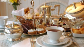 Czas na herbatę, czyli skąd się wzięła tradycja five o’clock Styl życia, LIFESTYLE - „Five o’ clock”, czyli 17.00, to według Brytyjczyków najlepszy moment na chwilę przerwy z lekką przekąską i filiżanką herbaty. Skąd się wzięła tradycja spożywania takiego podwieczorku? Eksperci Ahmad Tea London przybliżyć historię związaną z popularnym „tea time”.