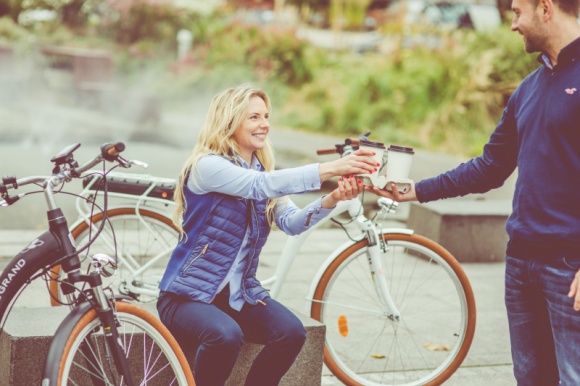 5 zachowań, dzięki którym jesteśmy uznawani za atrakcyjnych Styl życia, LIFESTYLE - „Jak ona to robi?” – myślimy o koleżance mającej duże powodzenie u płci przeciwnej i zawsze otoczonej sporym gronem przyjaciół i znajomych, chociaż niekoniecznie jest pięknością, która prowadzi niesamowite życie.