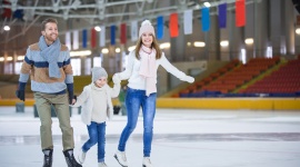 Jak zachować aktywność zimą Styl życia, LIFESTYLE - Zima to czas, gdy zazwyczaj stajemy się trochę mniej aktywni. Zamiast wyjść z domu, często wybieramy po prostu ciepły koc i ulubiony serial przed telewizorem. Czy warto jednak w oczekiwaniu na wiosnę utknąć na kanapie? Zdecydowanie nie!