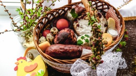 Co włożyć do koszyczka wielkanocnego? Styl życia, LIFESTYLE - Święta Wielkiej Nocy zbliżają się wielkimi krokami. W sklepach pojawiają się czekoladowe zajączki, cukrowe baranki, a w domach już niedługo pachnieć będzie świeżą rzeżuchą i pieczonymi mazurkami.