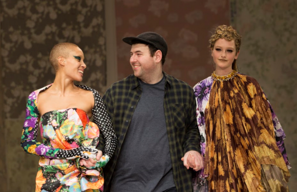 Królowa, modowe trendy i wizjoner – Richard Quinn Styl życia, LIFESTYLE - Jak zelektryzować świat mody na London Fashion Week, sprawiając że sama królowa Elżbieta II zasiądzie w pierwszym rzędzie na pokazie mody?