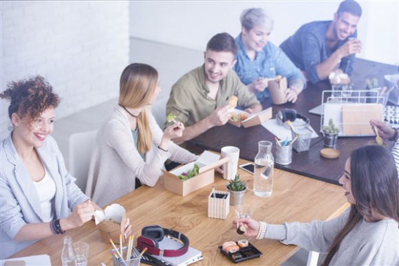 Wartościowy posiłek zwiększa efektywność pracownika o 25% Styl życia, LIFESTYLE - Wśród czynników decydujących o efektywności pracowników, są też takie, na które pracodawcy pozornie nie mają realnego wpływu. Mowa o stylu życia, a w szczególności o sposobie odżywiania. Według badań dieta pozostaje w bezpośrednim związku z produktywnością.