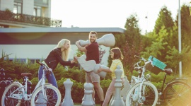 Bliżsi (nie tylko) w święta. 3 pomysły na wspólne aktywne spędzanie czasu Styl życia, LIFESTYLE - Rozmowy przy suto zastawionym stole, w tle niejednokrotnie walczący o uwagę domowników i ich gości telewizor. Jak nakłonić rodzinę do aktywniejszego spędzenia czasu w większym gronie?