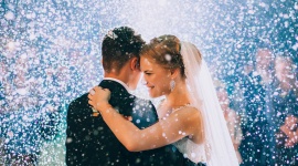 Stwórz własną playlistę z ulubionymi hitami weselnymi Styl życia, LIFESTYLE - Nie chcesz, aby na twoim weselu grała orkiestra? Boisz się, że DJ włączy disco polo? Stwórz własną playlistę z ulubionymi hitami weselnymi.