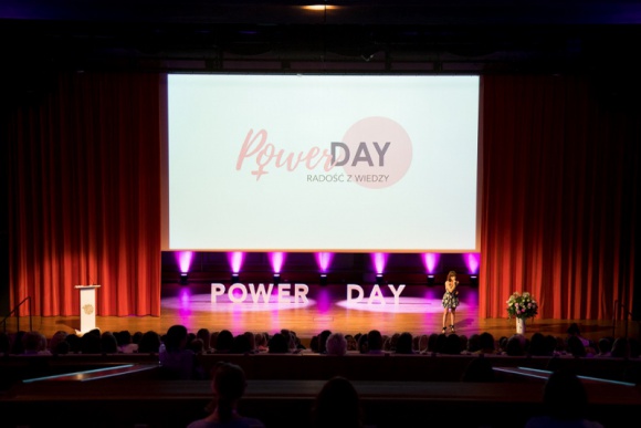 Święto kobiet, czyli Power Day 2018 – już za nami Styl życia, LIFESTYLE - 8 godzin pełnych wrażeń i 5 inspirujących wykładów prowadzonych przez takich mistrzów motywacji, jak Katarzyna Miller, Miłosz Brzeziński, Olga Kozierowska, Dagmara Skalska czy Tatiana Mindewicz-Puacz.