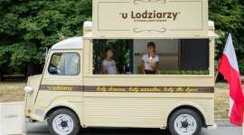 Lodziarski „belmondziak” Styl życia, LIFESTYLE - Kultowy model „cytrynki” - Citroën HY z 1968 roku to nowy, mobilny punkt Wytwórni Lodów Polskich „u Lodziarzy” i drugi retro ice-truck na polskich drogach.
