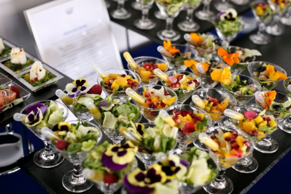 Deli Catering wsparło kulinarnie Kongres Regionów 2018 Styl życia, LIFESTYLE - Za nami Kongres Regionów 2018, podczas którego samorządowcy z całej Polski rozmawiali o megatrendach w miastach. Wydarzenie wsparła kulinarnie marka Deli Catering - lider na rynku usług cateringowych w zakresie kulinariów eventowych.