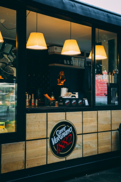 1882 Street Coffee - tradycyjna włoska kawa w miejskim wydaniu Styl życia, LIFESTYLE - W Krakowie pojawił się wyjątkowy kawowy koncept: 1882 Street Coffee. To pierwszy tego typu projekt Caffè Vergnano w Polsce i na świecie, łączący tradycję najstarszej, rodzinnej palarni kawy we Włoszech z miejską modą na Street Food.