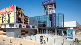 Kultowe Lacoste we Wrocław Fashion Outlet Styl życia, LIFESTYLE - Światowy lider sportowych ubrań klasy premium już 21 lipca otwiera swój pierwszy outletowy sklep w Polsce Zachodniej we Wrocław Fashion Outlet