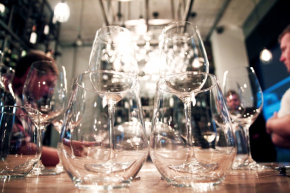 NOWY TREND – OSOBISTY SOMMELIER W TWOIM DOMU Styl życia, LIFESTYLE - Kameralny koncert, warsztaty gotowania, a może szybka lekcja tańca - coraz częściej gospodarze przyjęcia starają się zapewnić rozrywkę swoim gościom, by urozmaicić domową imprezę. Jednym z ostatnich hitów jest organizacja degustacji wina z profesjonalnym sommelierem.