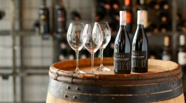 WINO NA PRZYJĘCIU WESELNYM – WAŻNIEJSZE NIŻ MYŚLISZ! Styl życia, LIFESTYLE - Wino na weselu jest uzupełnieniem znakomitej zabawy oraz atmosfery. Powinno być jakościowo dobre, dopasowane do serwowanego menu oraz adekwatne do możliwości finansowych nowożeńców. Dzięki temu będzie wisienką na torcie ślubno-weselnej organizacji.