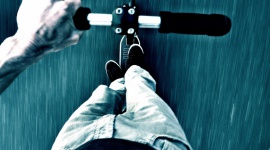 City Rider Storm – hulajnoga XXI w. od Goclever Styl życia, LIFESTYLE - Nowoczesne hulajnogi mają kilka istotnych cech, które sprawiają, że wiele osób podróżujących po mieście do pracy lub szkoły wybiera właśnie ten sprzęt – są lekkie i niewielkie, a na dodatek składają się, co oznacza, że bez problemu można je zabrać do sklepu czy biura.