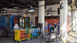 W OVO Wrocław huczne otwarcie PINTY Styl życia, LIFESTYLE - Na jednym z kranów – Bawarka, czyli jasne pszeniczne. Do niej szef kuchni poleca pikantną kanapkę z kurczakiem. Na innych – kultowy Atak Chmielu i Pszeżytowies, a w butelkach m.in. Odsiecz Wiedeńska i Imperium Atakuje. W sumie 21 kranów i kilkadziesiąt piw butelkowych.