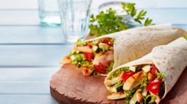 Co jeść przed i po treningu? Styl życia, LIFESTYLE - Trening to spory wysiłek dla organizmu. Dlatego posiłki okołotreningowe są niezwykle istotnym aspektem diety, których nie należy pomijać. Właściwe żywienie osób aktywnych fizycznie jest kluczowe dla ich wydolności i wytrzymałości podczas ćwiczeń.