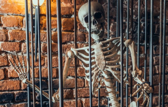 5 pomysłów na spędzenie Halloween Styl życia, LIFESTYLE - Nawet jeśli Halloween nie jest typowo polskim zwyczajem, nic nie stoi na przeszkodzie, by podejść do niego z przymrużeniem oka i wykorzystać do zrobienia czegoś ciekawego. Przedstawiamy kilka niebanalnych propozycji.