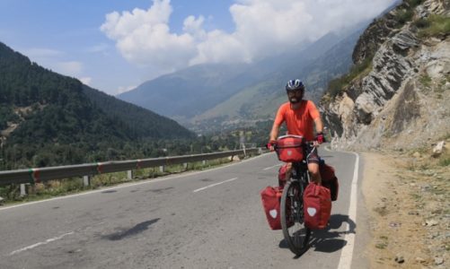 Niezmordowany podróżnik przejechał rowerem przez Himalaje. Pokonał 1300 km